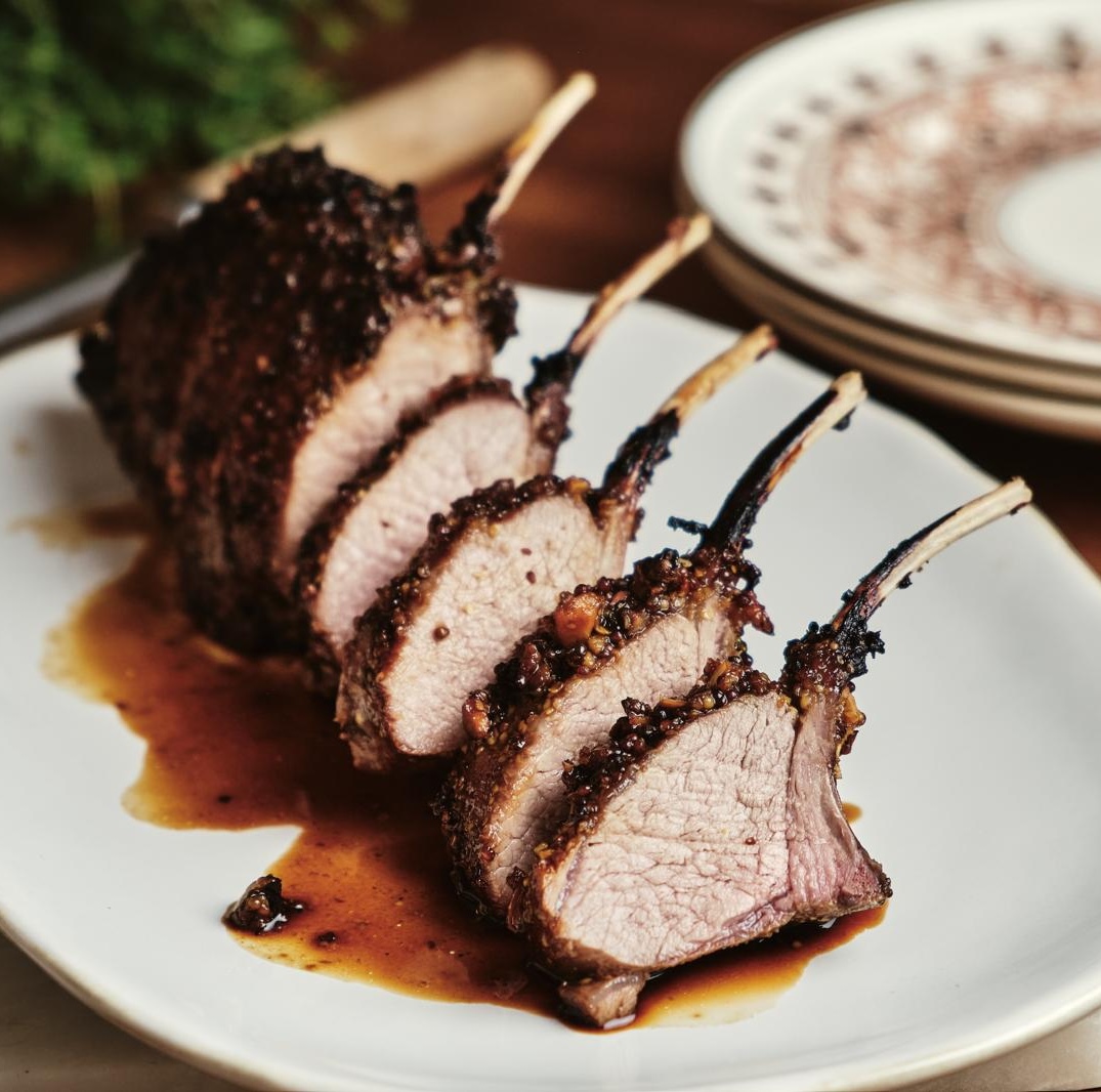 Carré d'agneau rôti en croûte d'épices